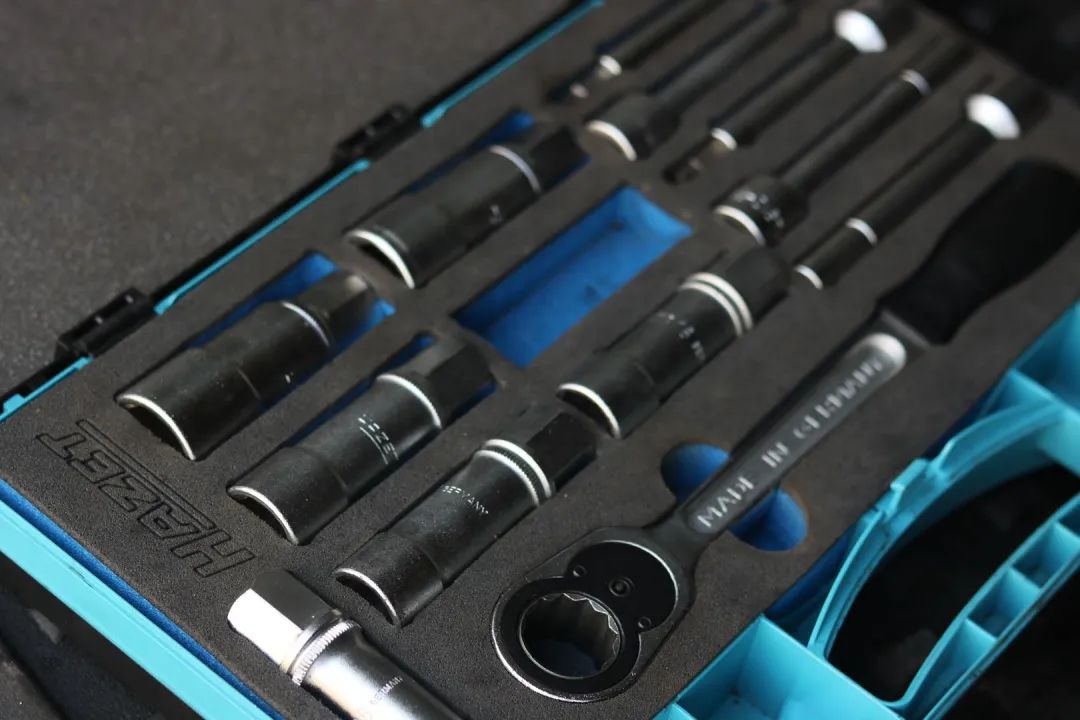 怪兽搞老车：翻新一辆残破生锈的柴油版奥迪A6，翻新后变新车