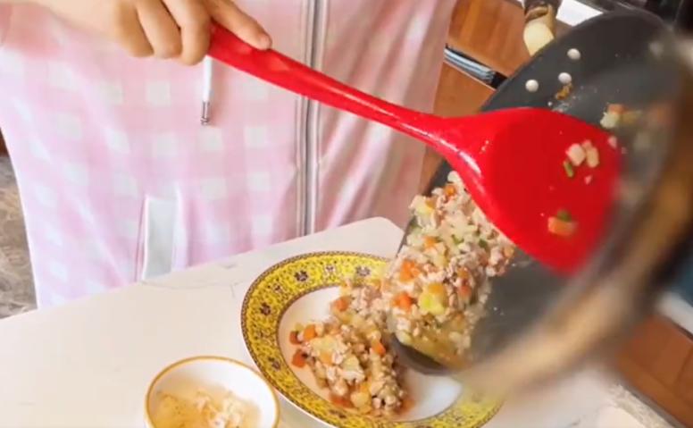 谢娜在家中给女儿做辅食,谢娜土豆烧排骨