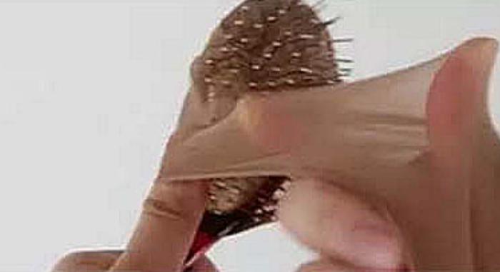 室内头发多到清不尽？教你一招，3秒就能解决，生活小妙招学起来