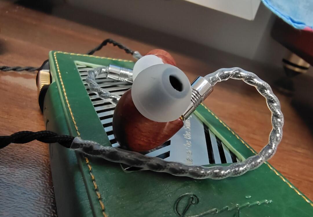 买的耳机总是用一阵子就坏了,买了新的耳机发现旧的好用了