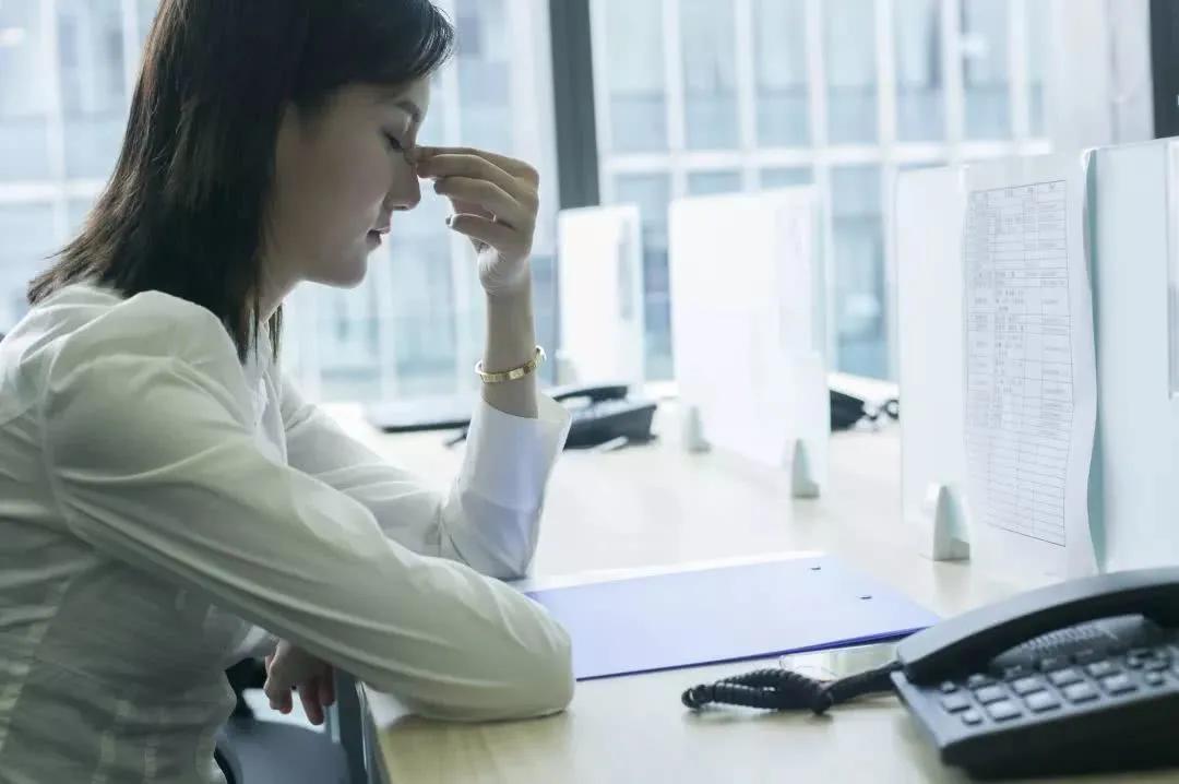 戴隐形眼镜后，感觉眼睛疼、红？胡晓兵主任提醒：戴眼镜要注意