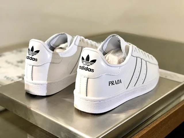 普拉达三叶草联名,阿迪达斯三叶草贝壳头真的值799吗