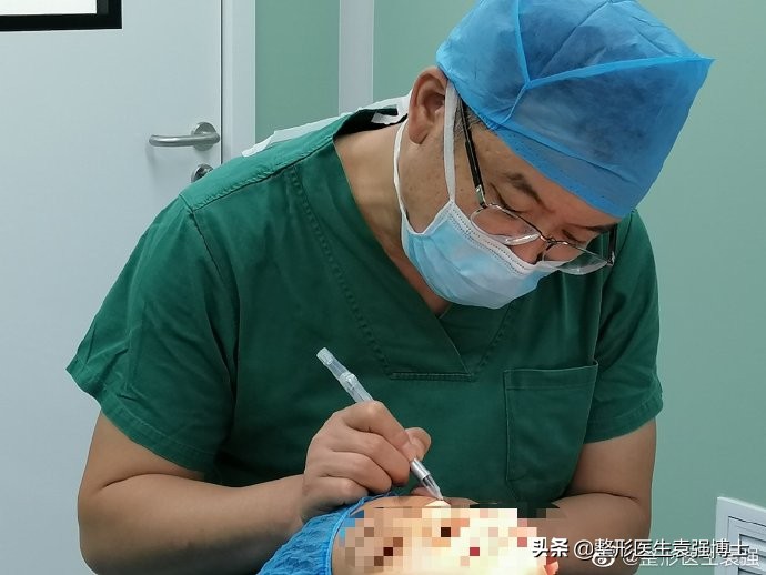 45岁眼皮耷拉下来怎么办,34岁上眼皮松弛需要提眉吗