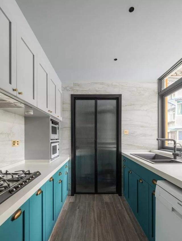 长虹玻璃做出来的阳台隔断效果,长虹玻璃嵌入墙体增加采光