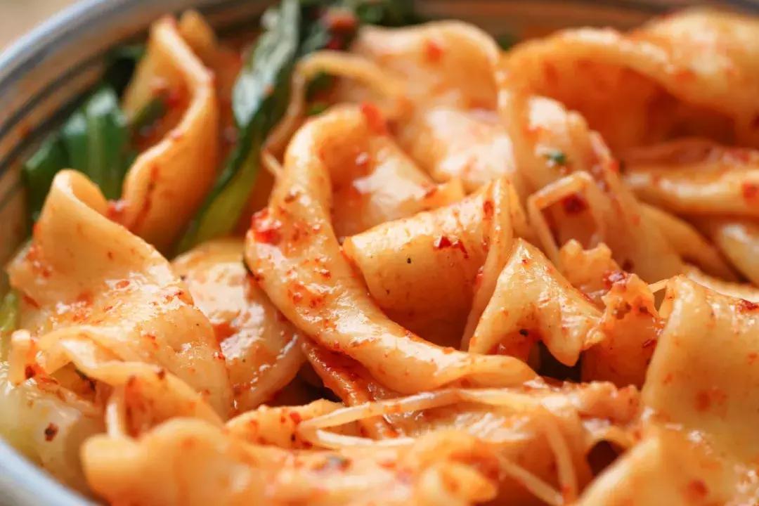 正宗好吃油泼面做法视频,油泼面怎么做最简单最好吃