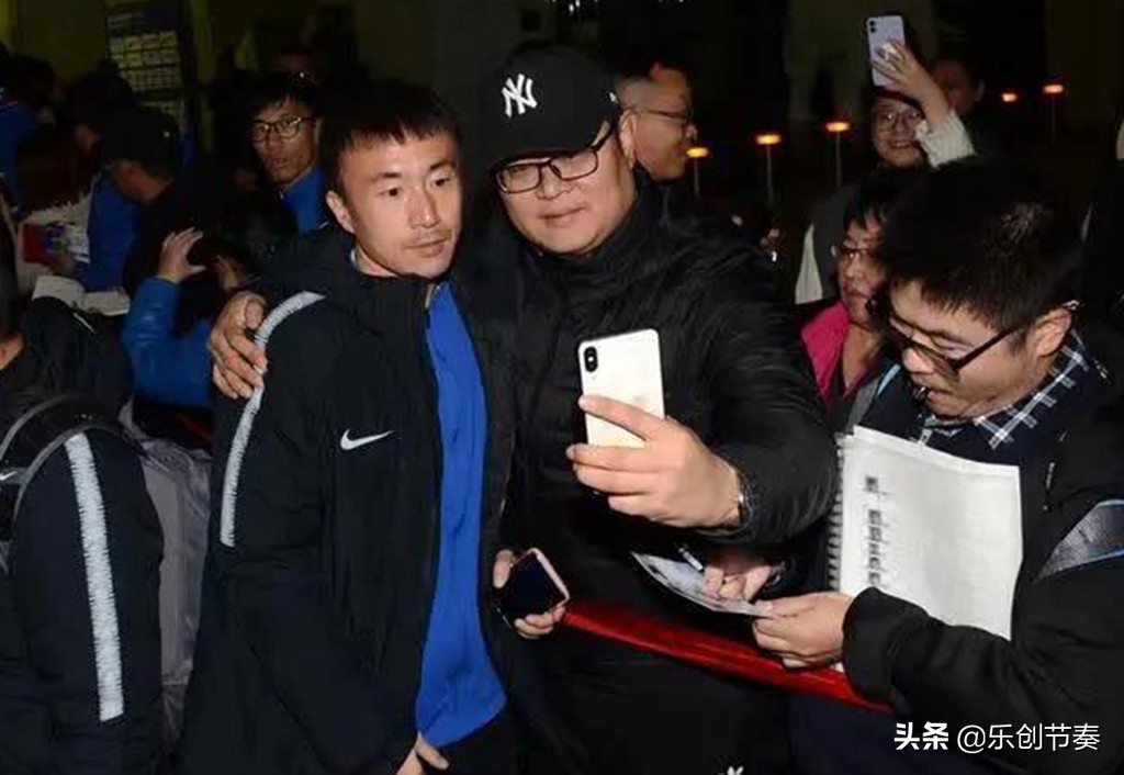 有魄力！国足红人放弃踢中超，曾为鲁能赚1亿，妻子是美籍华人