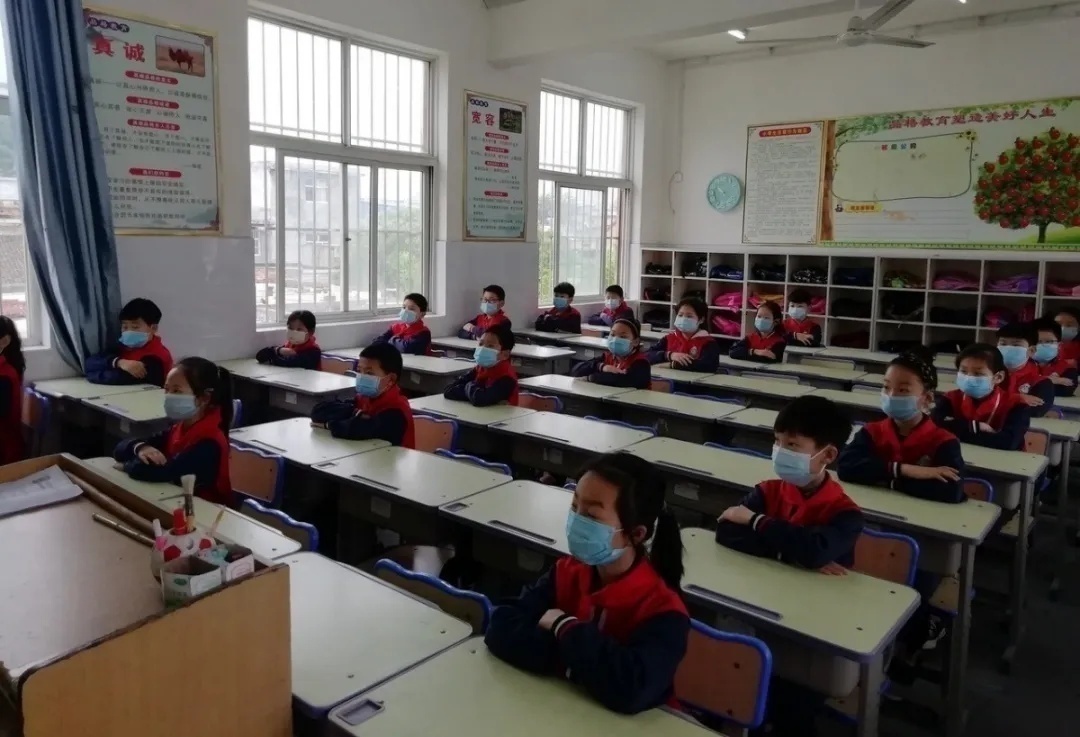 雪峰小学开学第一天的视频,桃源小学开学第一天