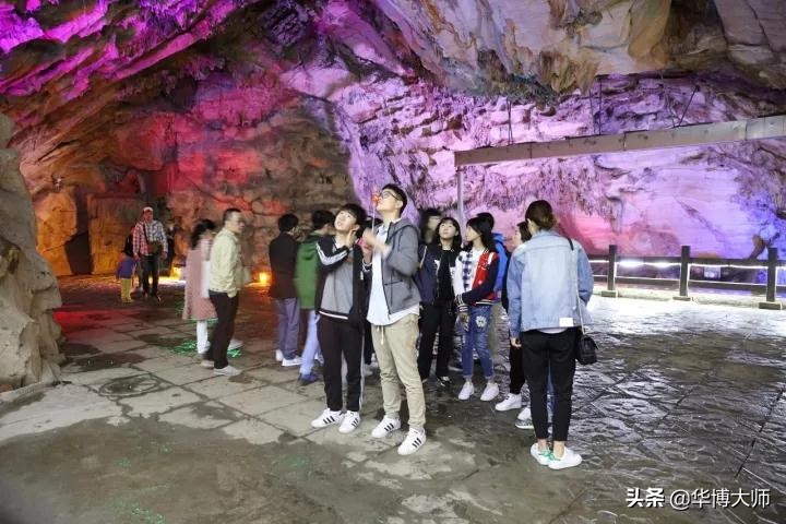 南京外国语学校师生家长一行欢聚华博紫砂园园主熊正根热情接待！