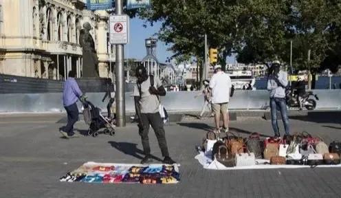 疑惑,为什么法国巴黎大街上那么多黑人在摆地摊?