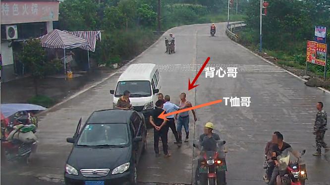 刀和钢管都拿出来了~泸州2名司机当街干架!视频曝光~