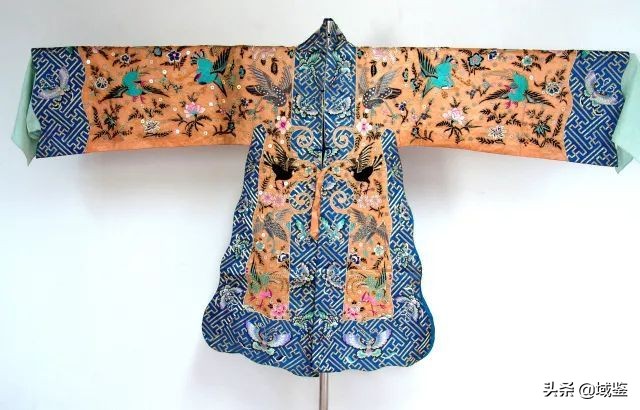 动辄数十万的京剧戏服，写满了中国故事