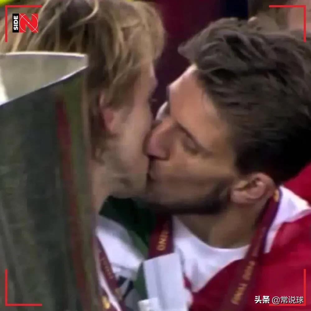 足球球员之间的吻,足球现场亲吻