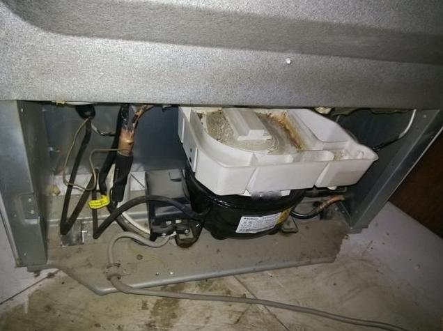 用了十几年冰箱,冰箱储水盒污垢