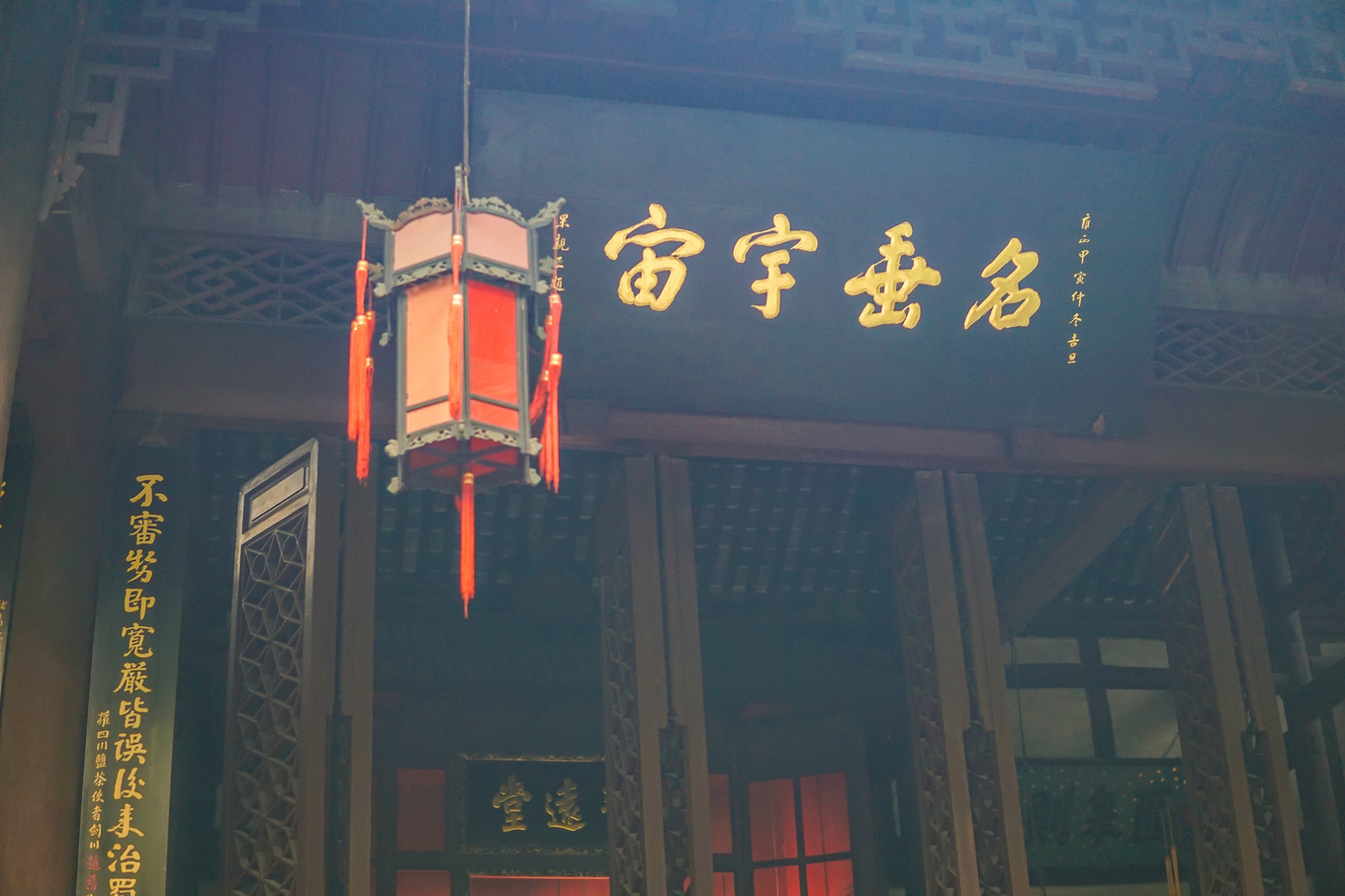 成都旅游最值得去的3个景点，武侯祠看历史，锦里宽窄巷子吃到撑