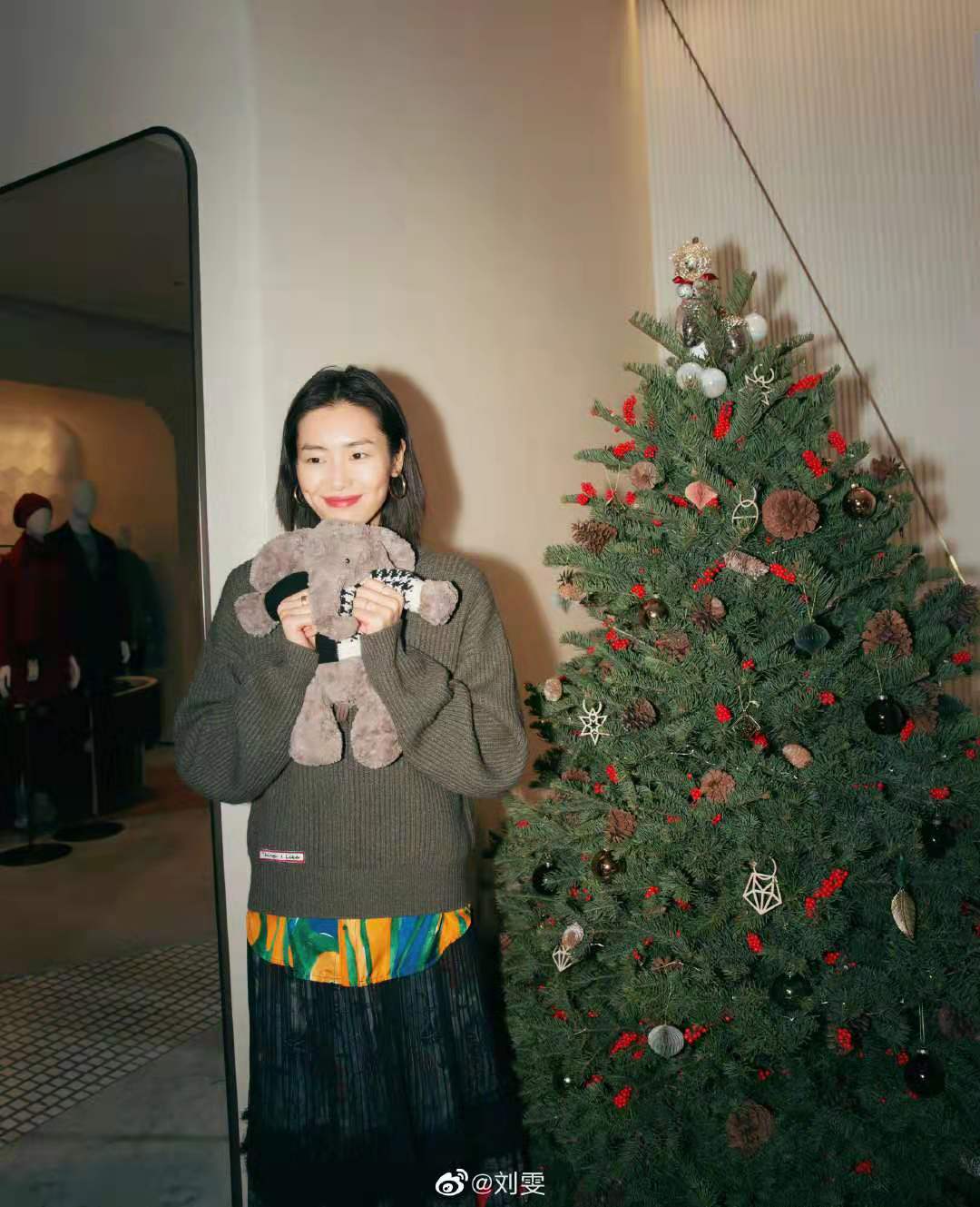 时尚穿搭黑白条纹毛衣经典又时髦,开春了大毛衣怎么穿才时髦