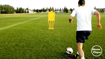 简单又实用的过人技巧足球,足球过人技巧空中摆动腿