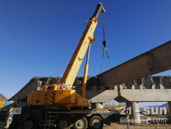 徐工800吨轮式起重机的吊装视频,徐工4000吨起重机风力吊装视频