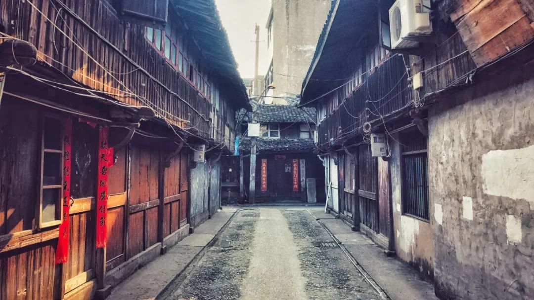 疫情下的县城夜晚照片真实,疫情时期农村的真实生活