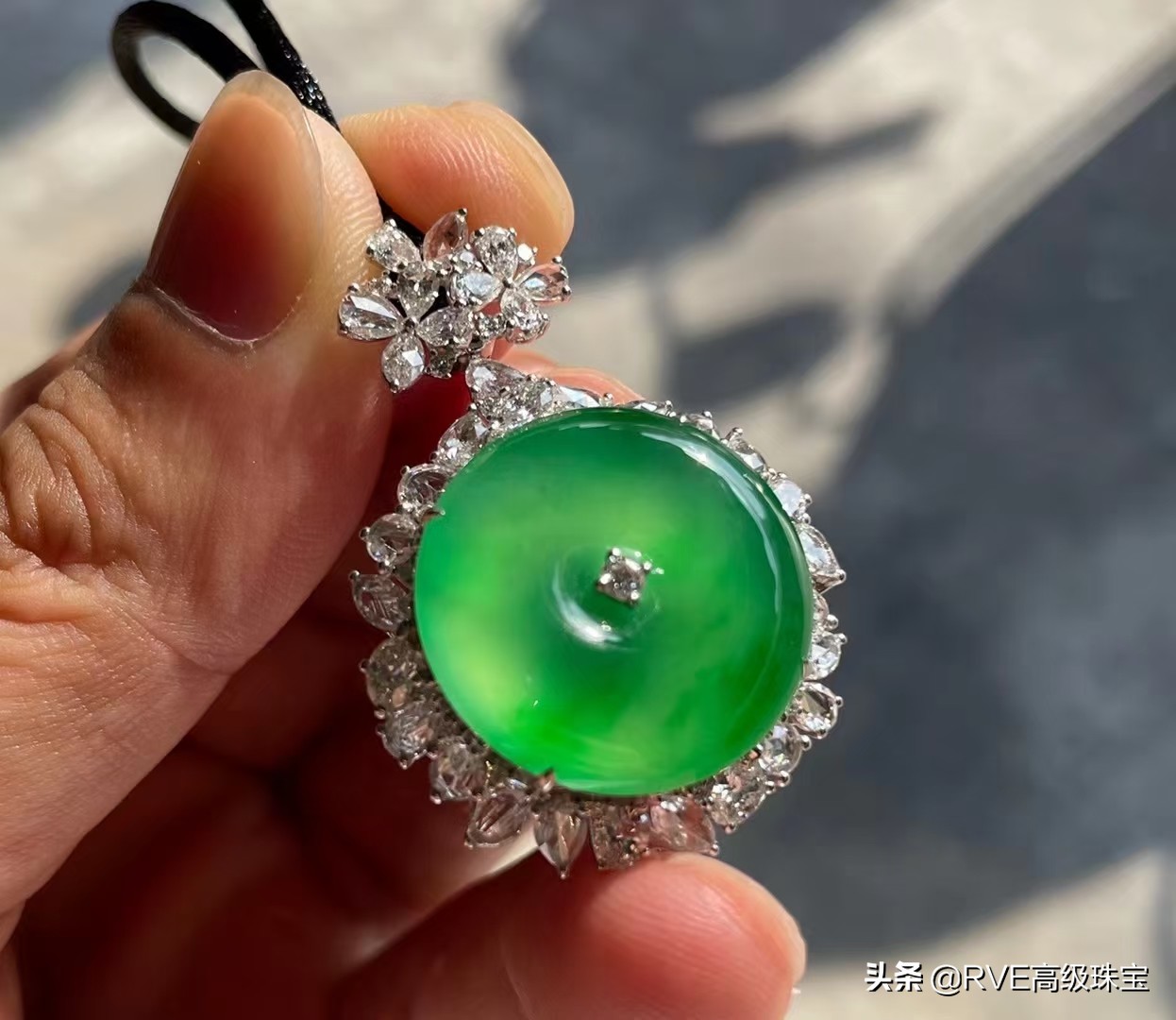 戴黄金和戴翡翠平安扣哪个高雅,翡翠平安扣和水沫平安扣的区别