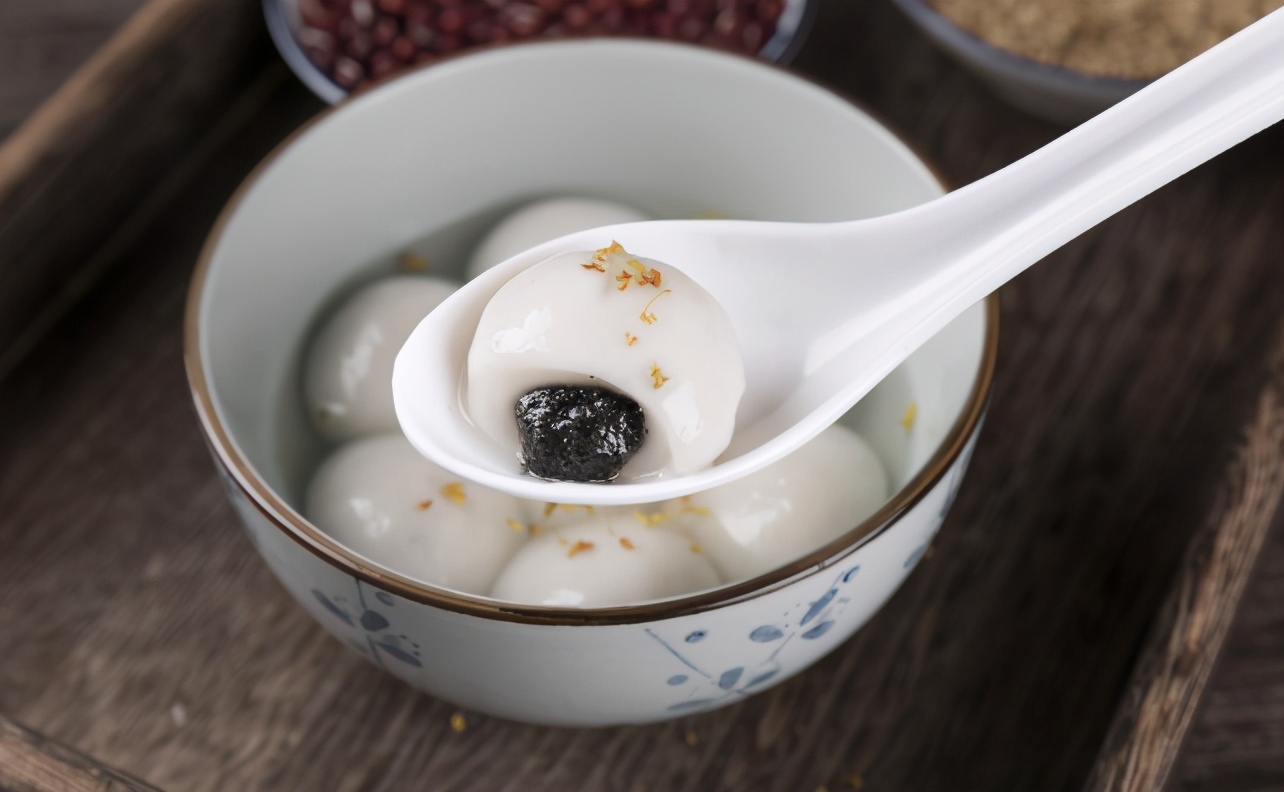 煮汤圆时切记不要直接下锅,煮汤圆要不要盖锅盖