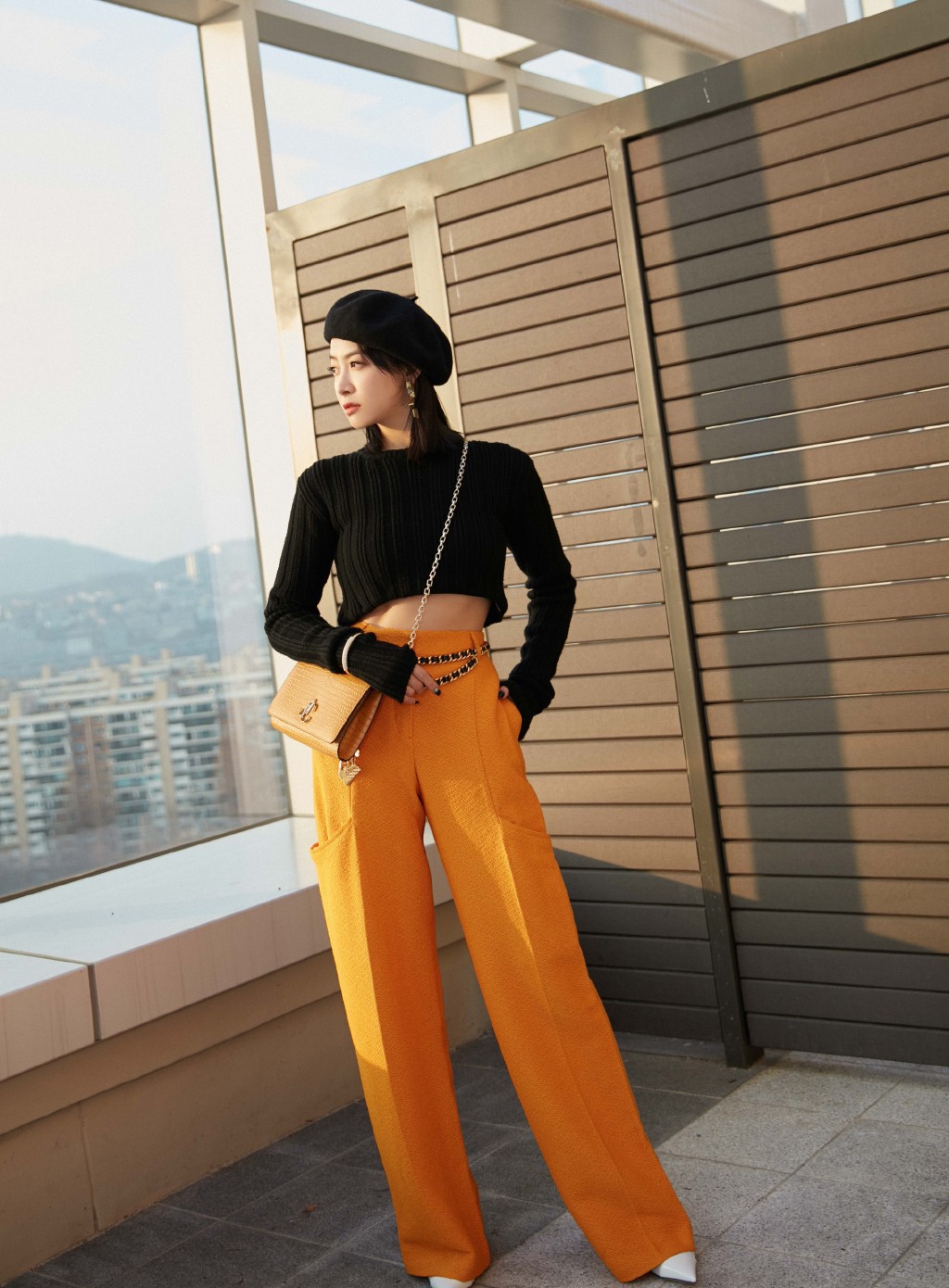 宋茜最新韩国之旅，短毛衣加橘色阔腿裤亮相，演绎都市女性风尚