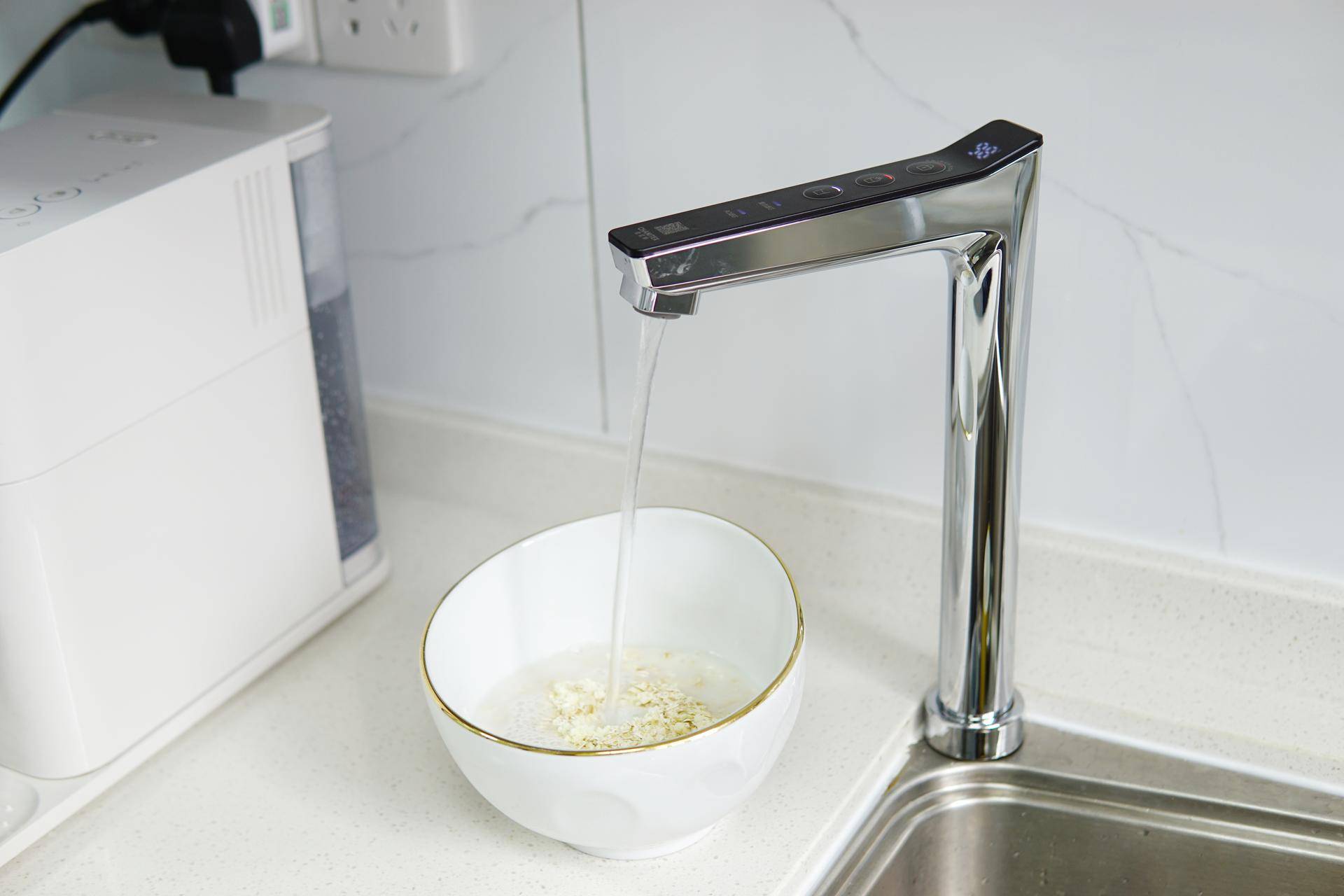 房价那么贵一点也不能浪费,台面净热一体净水机测评