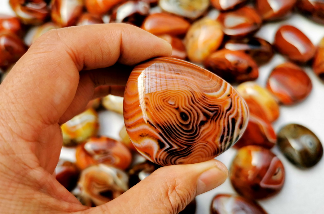 阜新缠丝玛瑙手串价格,阜新天然玛瑙红色磨砂缠丝散珠