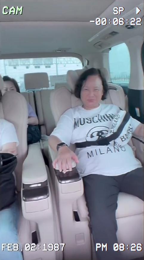 何超莲窦骁牵手完整版,何超莲晒与窦骁甜蜜合照