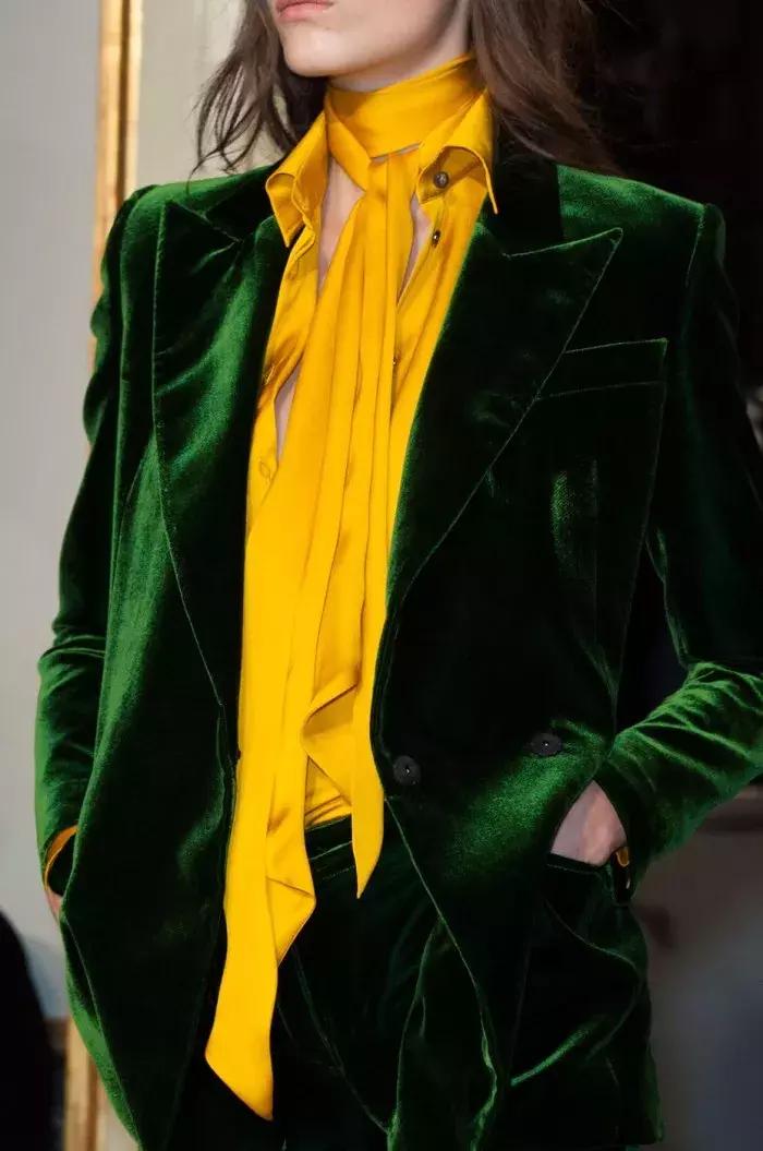 穿搭十秒学会丝巾的时髦系法,丝巾比较英伦法式的系法