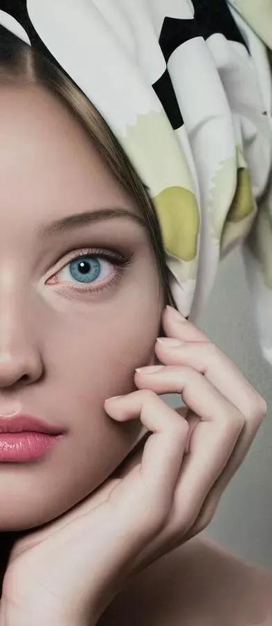 她画的人物栩栩如生用英文怎么说,她画的人物栩栩如生