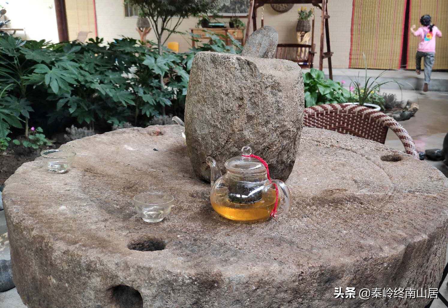 去秦岭库峪游玩，淘了几个老磨盘和石碾子，摆在院子里喝茶怎么样