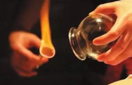 拔罐时出现罐印红是怎么回事,怎样快速消除拔罐留下的罐印