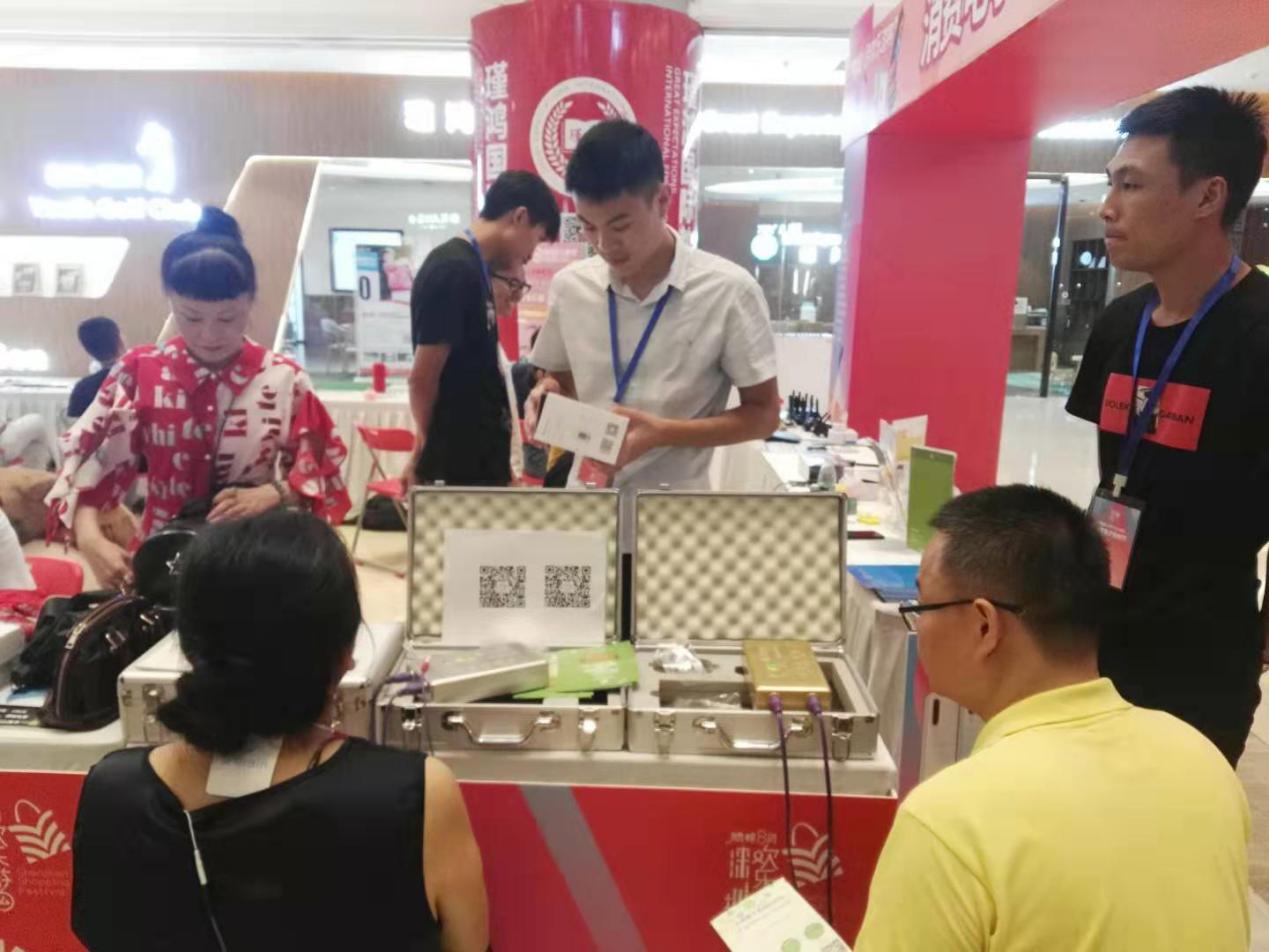 金秋八月,小雨健生高能量理疗师在消费电子购物节赢好评