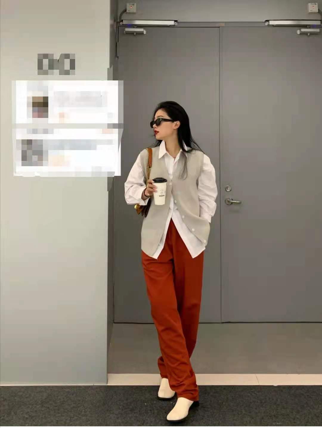 红色民族风上衣搭配什么裤子,咖啡色裤子配红色上衣好看吗