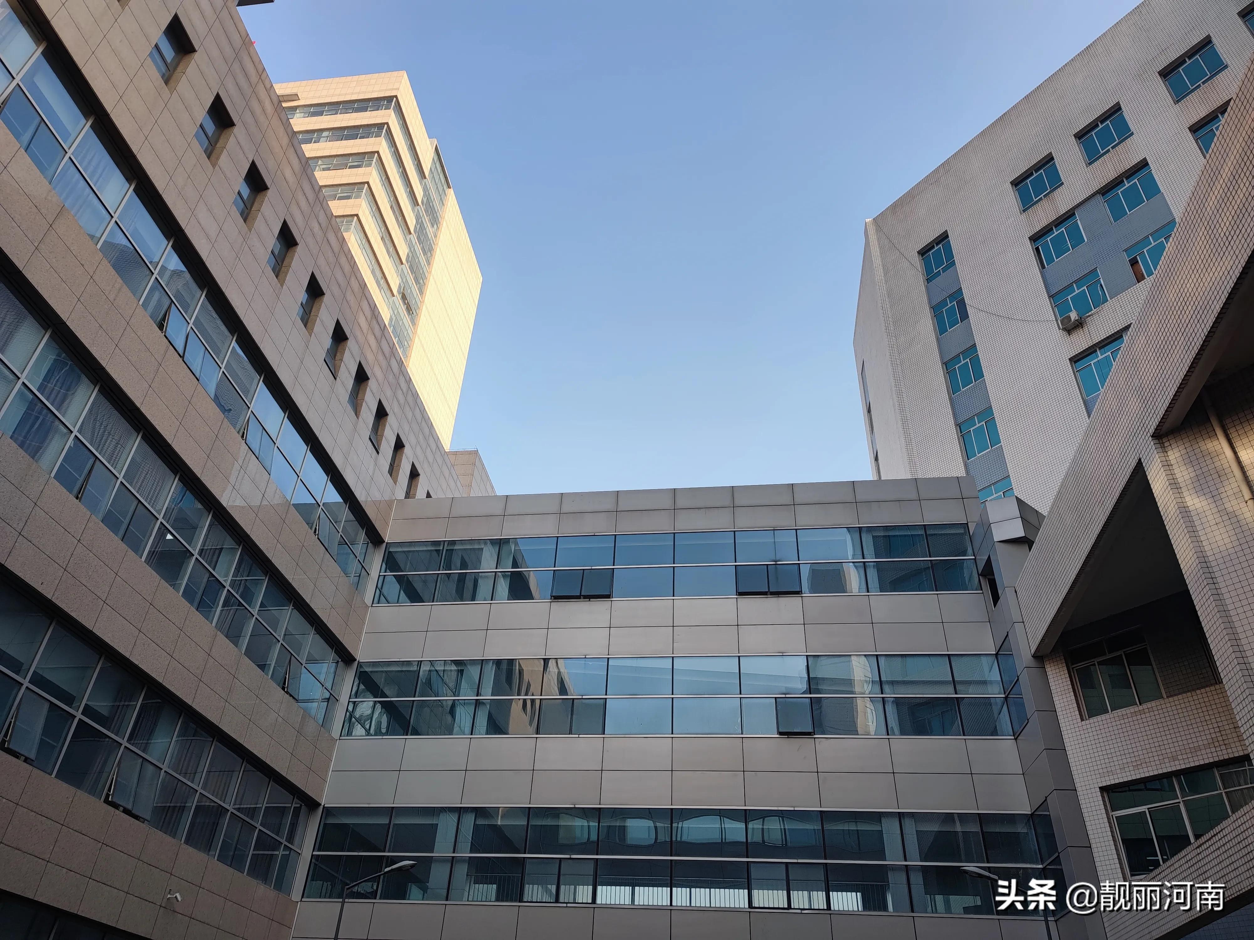 阳光明媚冬日暖阳蓝天迷景美在商丘市第一人民医院