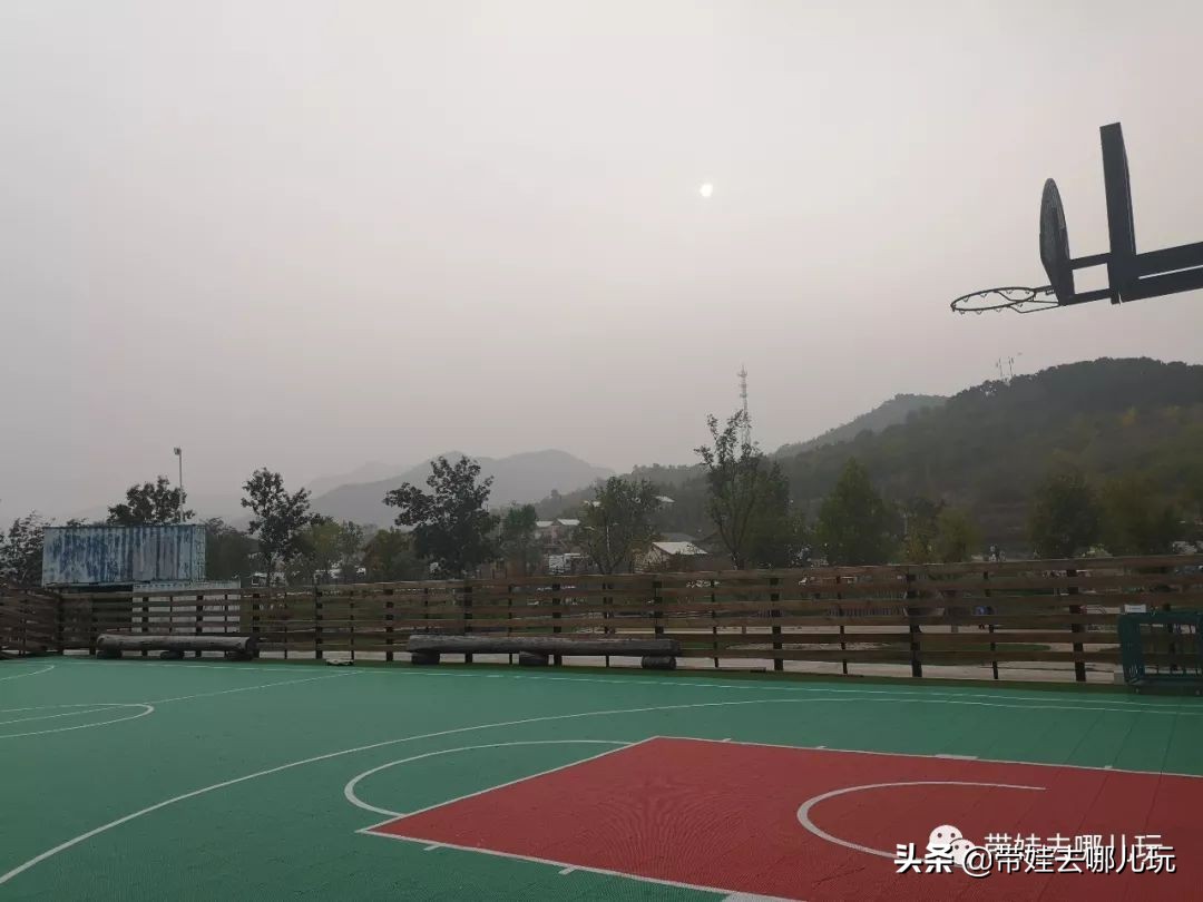 住别墅、滚草坪、躺在床上看电影，密云轻奢营地的花样玩法