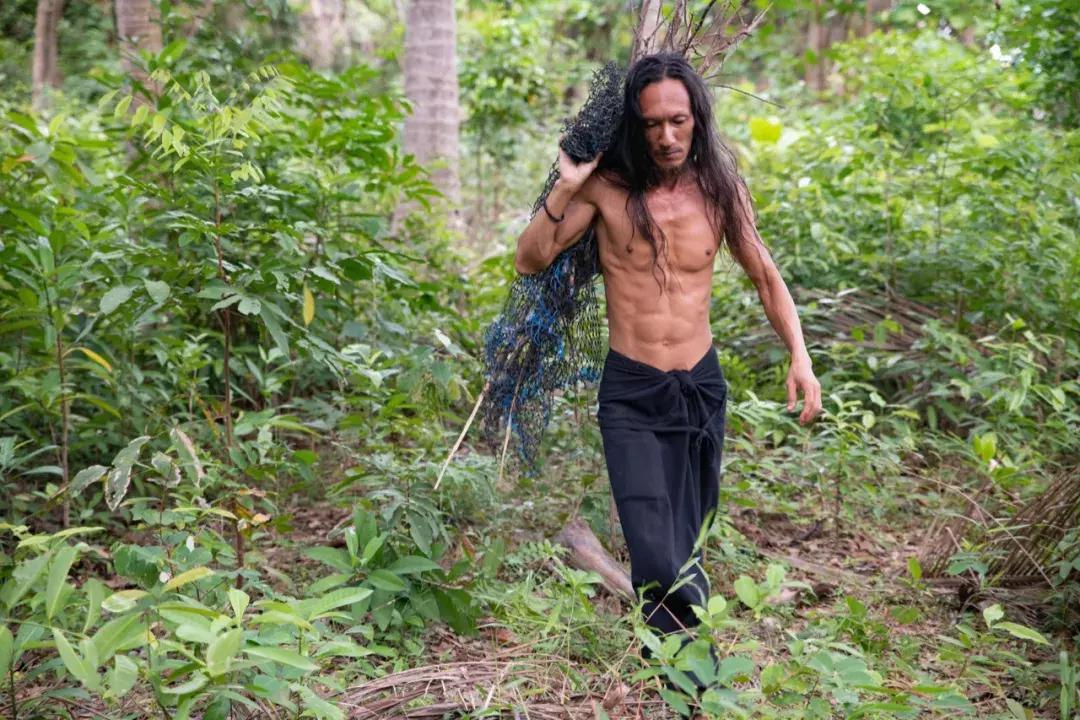 他卖掉豪宅搬进山洞,做出一个全世界风景最好的厕所