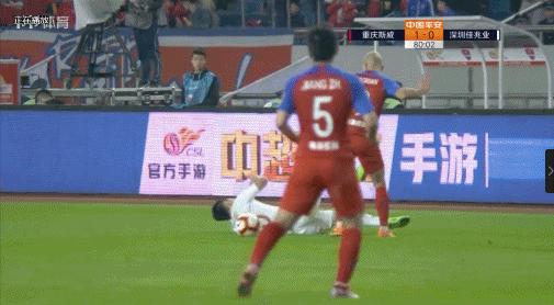 踢腿爆头足球视频,爆头踢足球