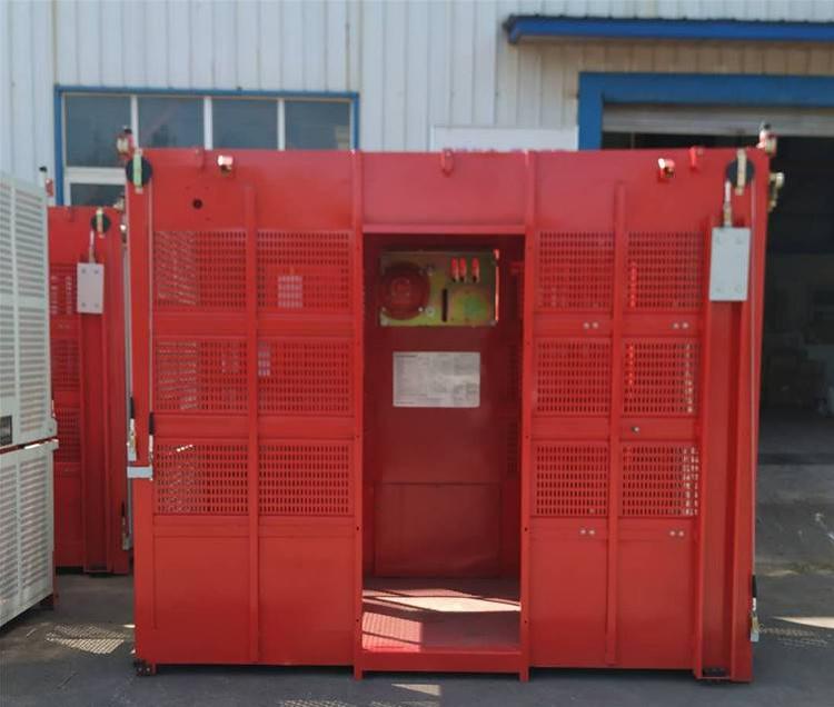 塔吊被台风吹得快速旋转,塔吊随大风旋转