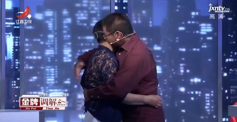 丈夫外出送货回到家手机通话被删了妻子怒：是不是和她去包房了？