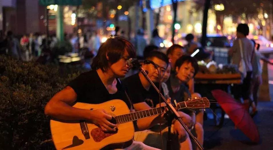 诗人或流浪者,街头艺人是一种什么生物?