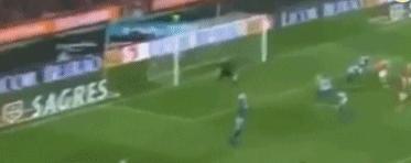 把球传进球门的球队,把球传球给内马尔