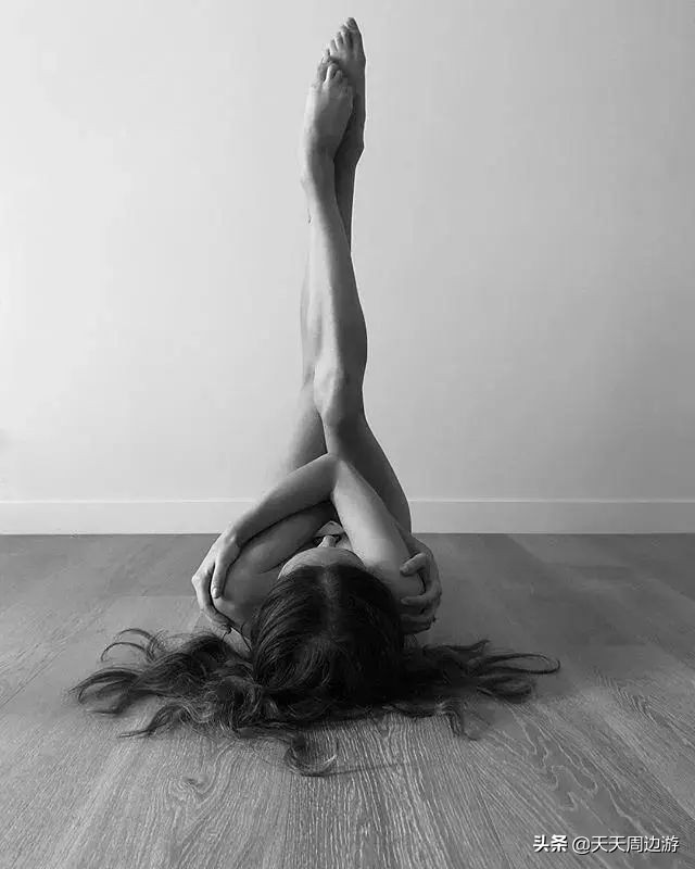 她在世界各地拍下裸照,吸引了8000万的粉丝,却没有一张是色情的