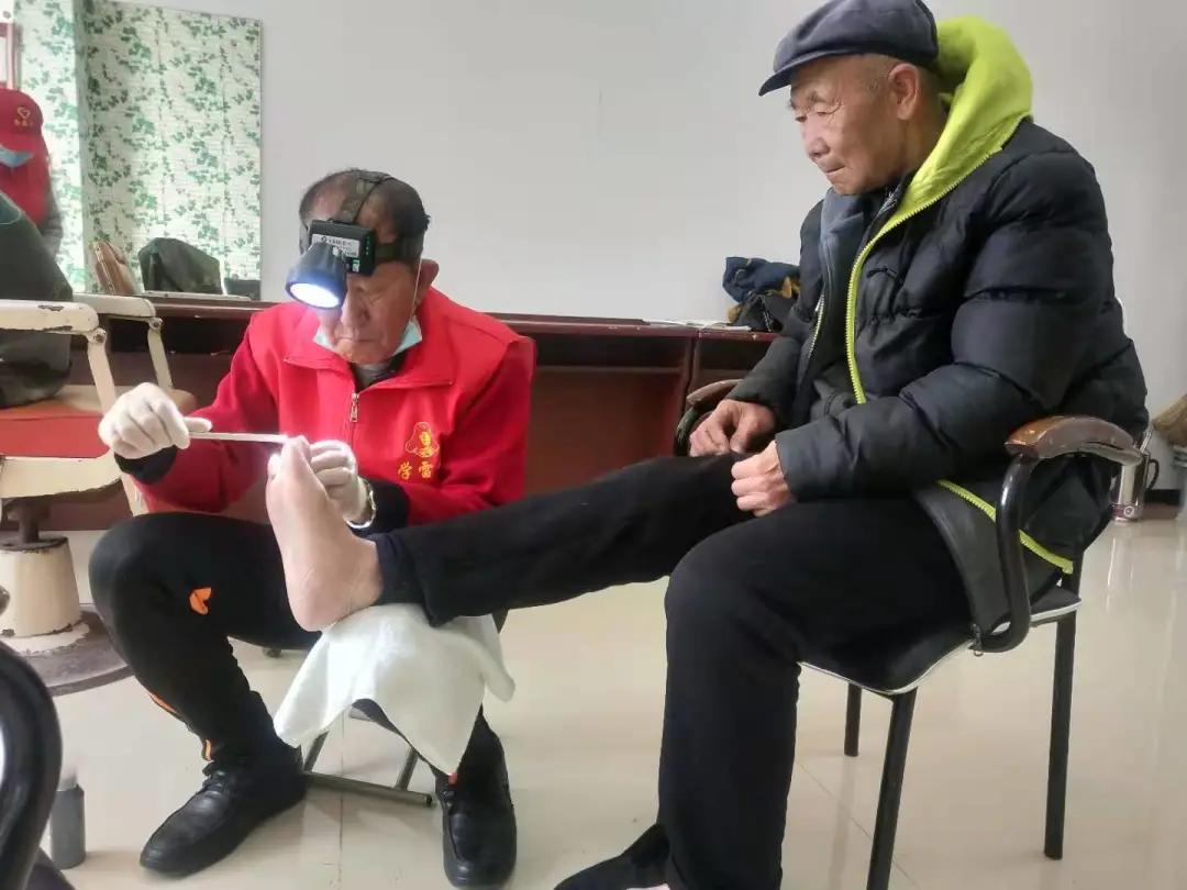 修脚师为老人修脚,足浴店技师慰问敬老院