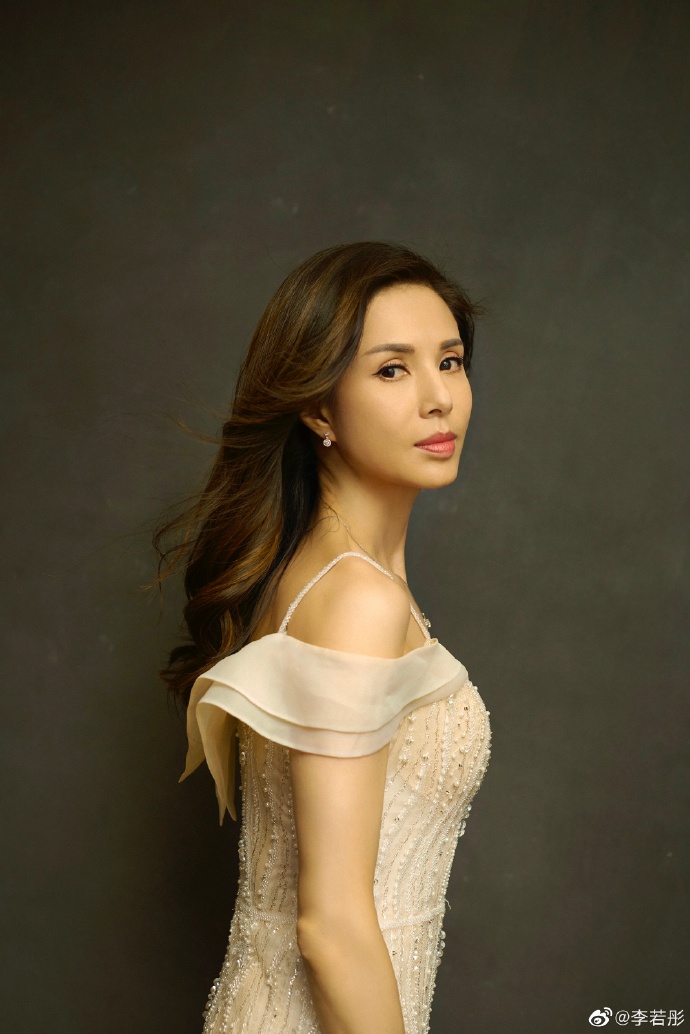 52岁李若彤素颜照片,52岁李若彤难逃美人迟暮惊艳全网