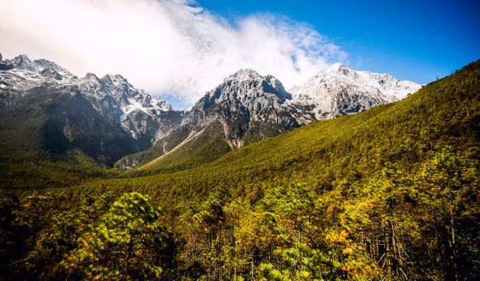 玉龙雪山日照金山的美,玉龙雪山日照金山美照
