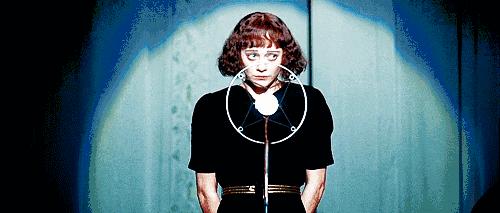 她在*灯区红**长大，爱已婚男，嫁小20岁鲜肉，却成了惊艳世界的歌手