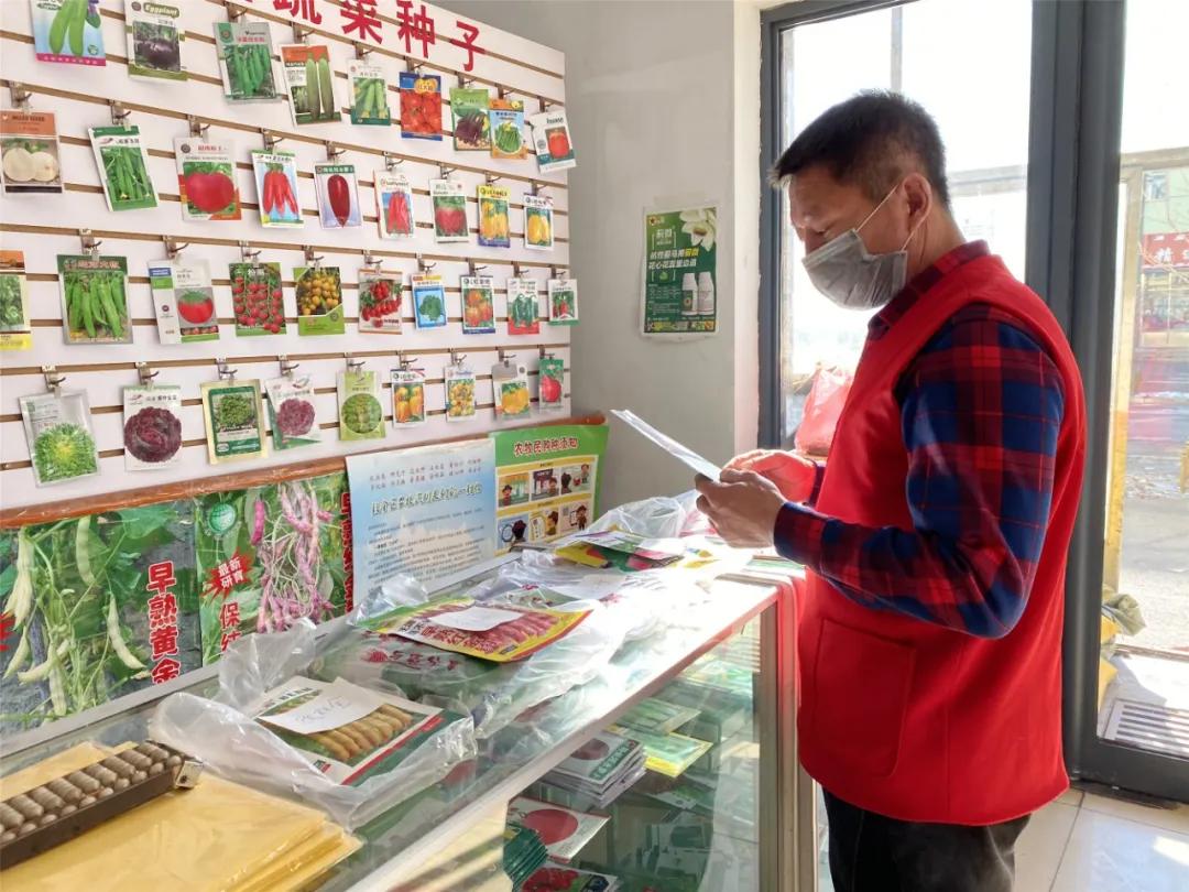 农技员下乡指导春耕,春耕农技服务送下乡