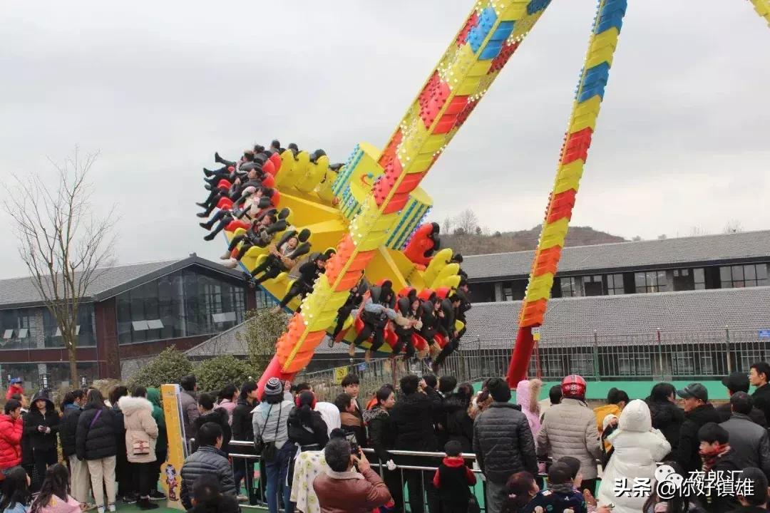 请给孩子们一个幸福的童年,镇雄人送娃娃上学