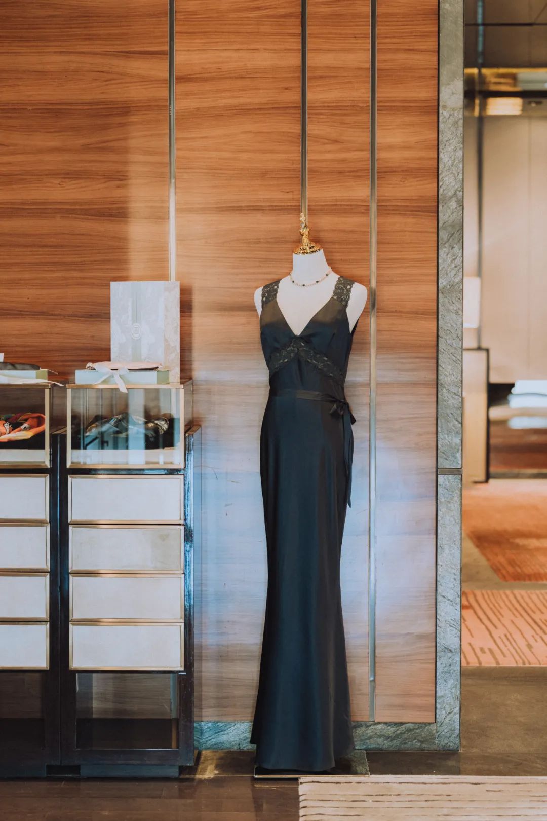 一位英国女人爱上东方文化,让穿丝绸睡衣,比晚礼服还高级